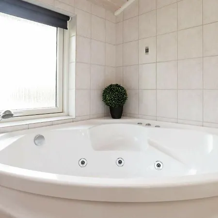 Three-bedroom Holiday In 30 * Blavand