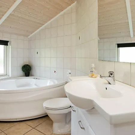 Three-bedroom Holiday In 30 * Blavand