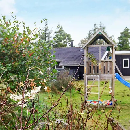 Three-bedroom Holiday In 30