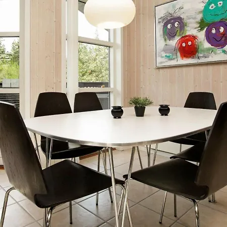 Three-bedroom Holiday In 30 * Blavand